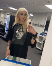 Tejlor Momsen (3).png