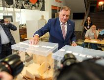 Milorar Dodik glasao u Skoli za dizajn na Dedinju (8).jpg