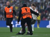 Navijač prekinuo finale Lige šampiona (2).jpg