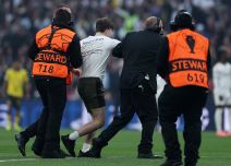 Navijač prekinuo finale Lige šampiona (3).jpg