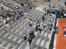 Obezbedjenje proverava ložu na Novakovom treningu (3) copy.jpg