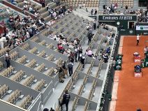 Obezbedjenje proverava ložu na Novakovom treningu (4) copy.jpg