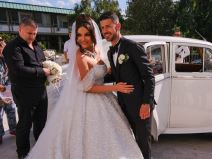 Tamara Milutinovic i Darko Jevtic napustili hram (6).jpg