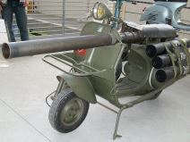 Vespa 150 TAP _ skuter sa bestrzajnim topom _ Foto Wikimedia C. Galliani.jpg