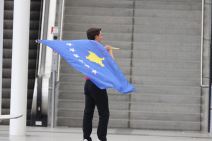 Navijač sa zastavom tzv Kosova provocirao pred meč Srbije