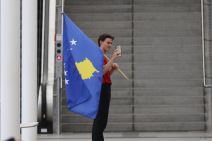 Navijač sa zastavom tzv Kosova provocirao pred meč Srbije