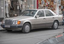Mercedes-Benz W124 300D _ Foto Johannes Maximilian _ Wikimedia Commons _ CC-BY-SA 4.0.jpg