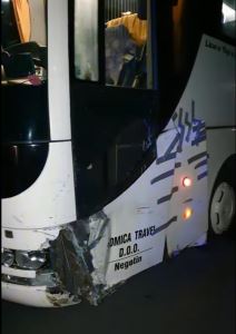 Automobil se zakucao u autobus sa turistima kod Zaječara (3).jpg