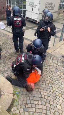 tuča engleza i holanđana u dortmundu (3).jpg