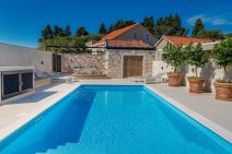 Kako izgleda vila koju sin Olivera Dragojevića iznajmljuje za 5950 evra nedeljno?