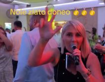 Pevačica na svadbi peva pesmu o novaku