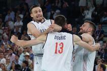 Nikola Jokić koš za pobedu na Srbija Australija na Olimpijskim igrama u Parizu 2024