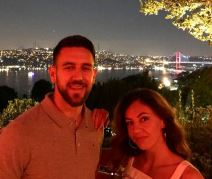 Ko je misteriozna plavuša sa kojom je Vasa Micić bio na koncertu Nikosa Vertisa