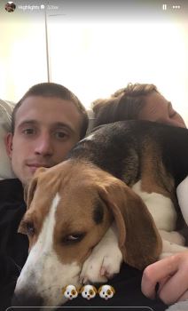 Aleksa Avramović sa psom i devojkom u domu