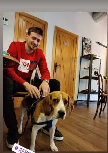 Aleksa Avramović sa psom u domu