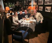 Aleksa Avramović sa suprugom i prijateljima na večeri