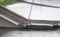 Srušeni delovi mosta Karola  (3).jpg