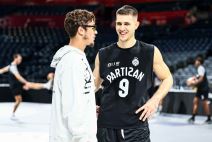 Fudbaleri i košarkaši Partizana u Areni  (4).jpg