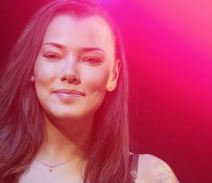 Umrla poznata pevačica, otac pronašao njeno beživotno telo ispod prozora