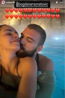 Veljko Ražnatović i Bogdana u bazenu.jpg