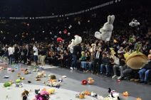 Navijači Partizana bacili plišane mede i igračke na teren na Evroligi