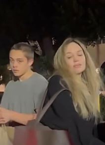 Snimak Anđeline Džoli kako sa sinom pomaže ljudima u Los Anđelesu