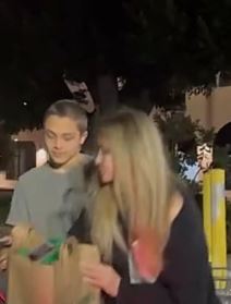 Snimak Anđeline Džoli kako sa sinom pomaže ljudima u Los Anđelesu