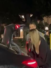 Snimak Anđeline Džoli kako sa sinom pomaže ljudima u Los Anđelesu