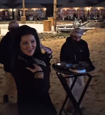Dragana Mirković u Dubaiju u šator (2).jpg