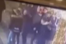 Tuča tinejdžera ispred pekare (3).jpg