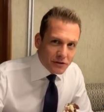 Najšarmantniji advokat iz serije Odela, Gabriel Maht, vraća se u novoj seriji