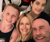 Džon Travolta sa decom i ženom.jpg