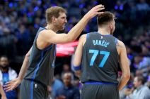 Luka Dončić i Dirk Novicki na utakmici Dalasa