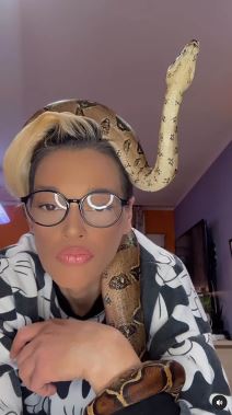 Devojka sa zmijom kućni ljubimci