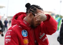 Luis Hamilton u Ferariju krije lice