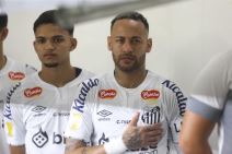 Nejmar stavio ruku na srce u Santosu