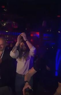 Princ od Vranje slavi pobedu (3).jpg