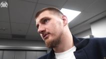 Srpski košarkaš Nikola Jokić u čudu zbog novinarskog pitanja.