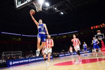 Toni Torbarina daje koš protiv Zvezde