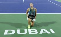 Mira Andrejeva drži pehar Dubaija