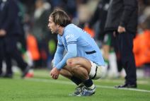 Džek Griliš kleči