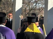 Suzana i Aleksandra plaču tokom opela