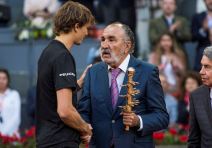 Jon Cirijak uručuje priznanje Saši Zverevu u Madridu 2018.