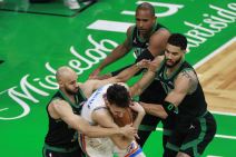 Seltiksi otimaju loptu Četu Holmgrenu