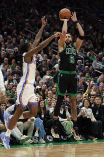 Džejston Tejtum šutira trojku