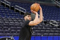 Tristan Vukčević vežba šut na treningu Vašingtona