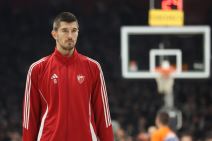 Luka Mitrović kosarkaš Crvene Zvezde na zagrevanju