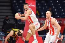 Luka Mitrović kosarkaš Crvene Zvezde u akciji sa Dejanom Davidovcem