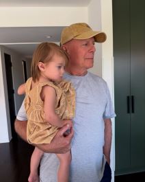 Brus Vilis sa unukom