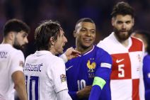 Luka Modrić upire prstom ka Kilijanu Mbapeu